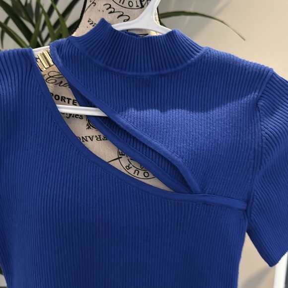 Women  cut out top 💙 - Picture 2 of 3